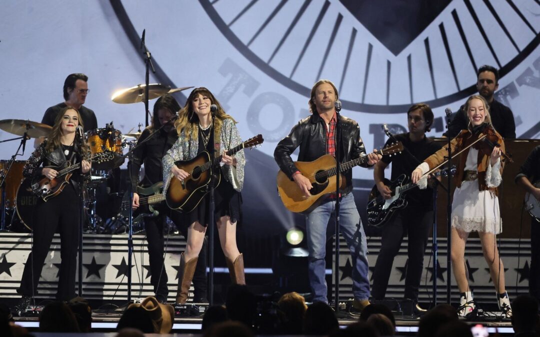 Dierks Bentley Leads a Bluegrass-Flavored CMAs Tom Petty Tribute